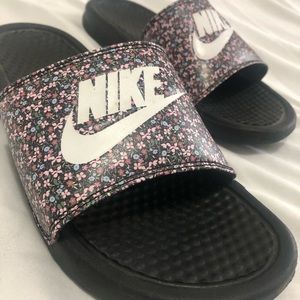 EUC Nike Women’s Benassi floral slides size 9